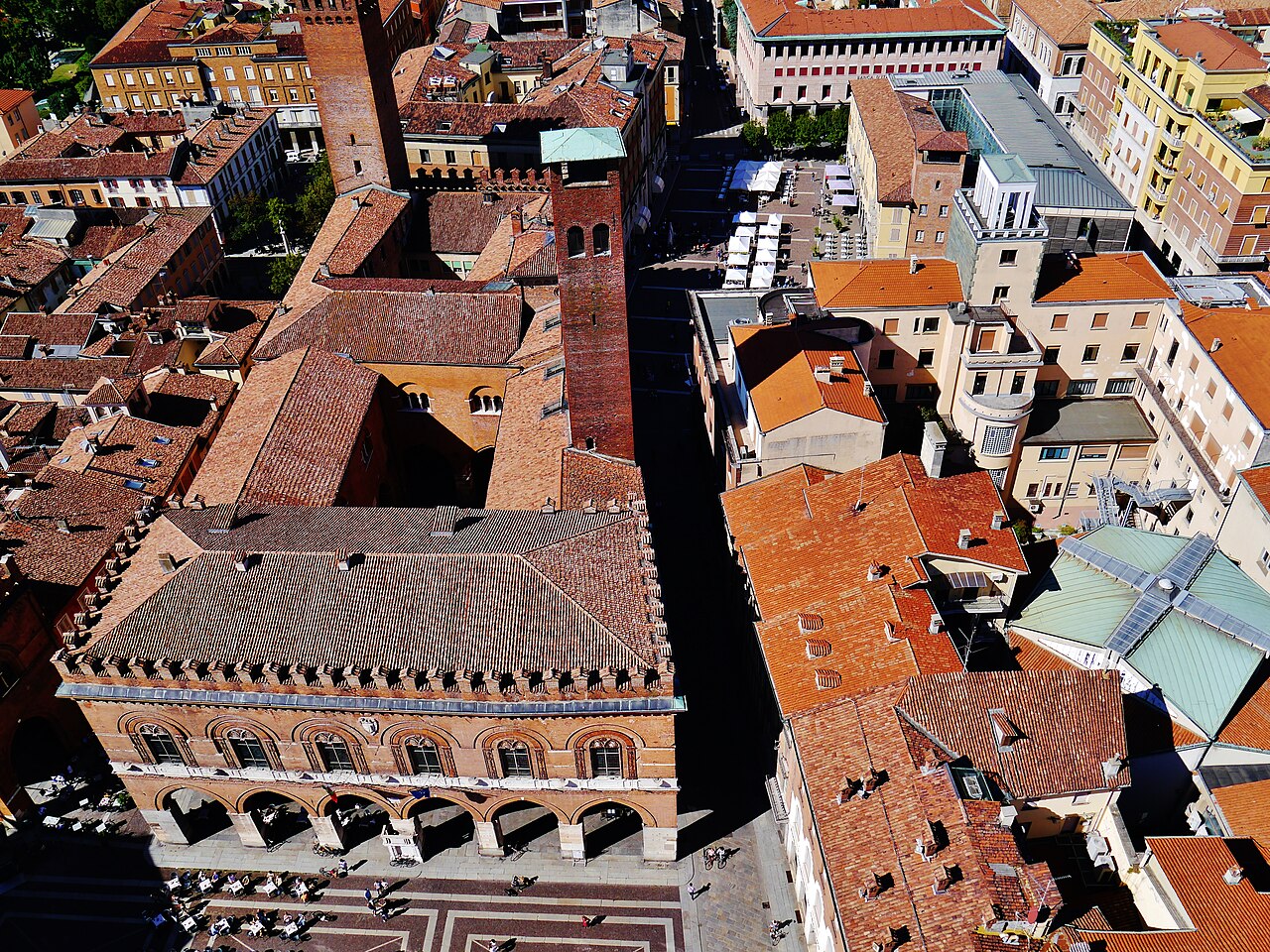 Vista di Cremona dal Torrazzo verso il Palazzo Comunale